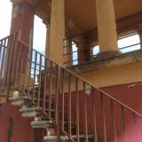 La scala esterna che dal terrazzo della villa conduce al torrino